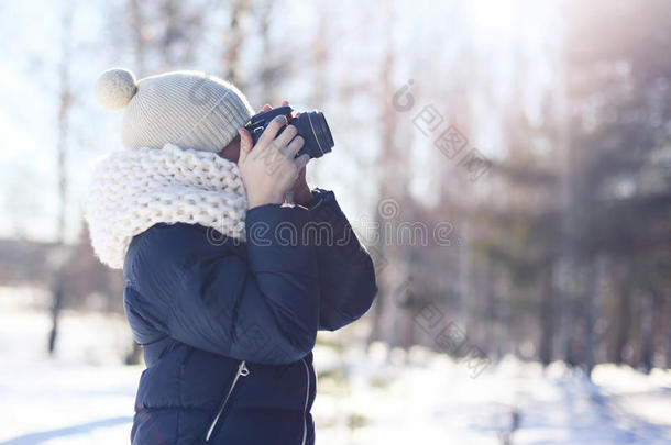 儿童摄影师在户外用数码相机拍照