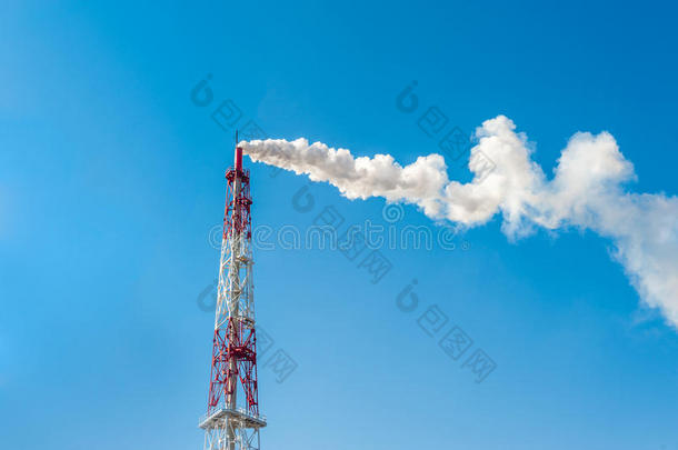 空气污染烟囱工厂，烟雾映衬着蓝天