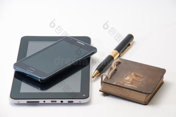 安卓平板电脑和手机，旧的古董纸笔记本，黑色钢笔