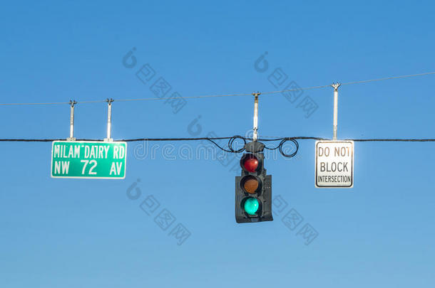 十字路口的绿色红绿灯