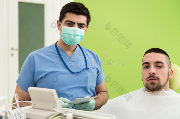 牙医在卡片上写病人的<strong>个人信息</strong>