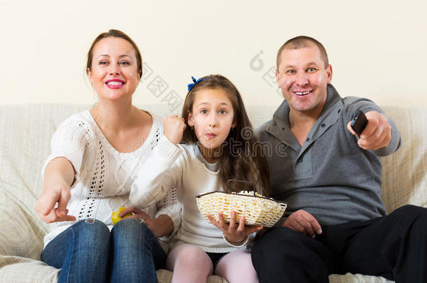 一家人坐着吃爆米花