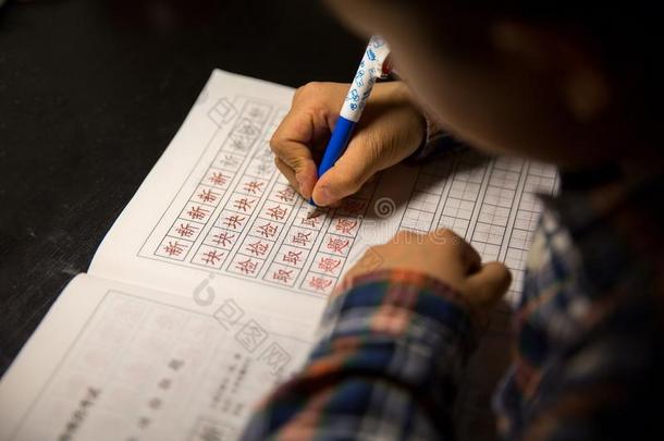 一个小学生正在做他的寒假学校作业