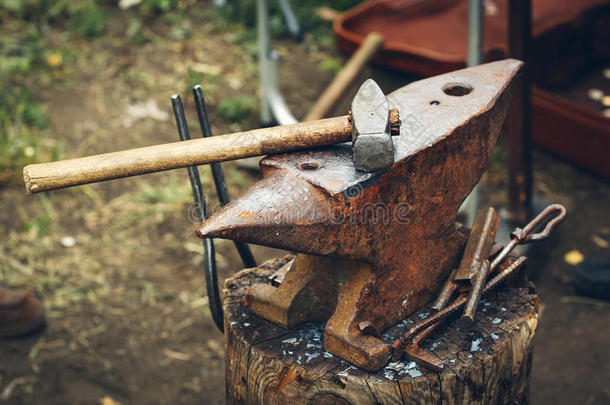 铁砧上的铁匠旧工具