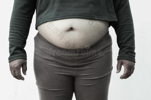 <strong>黑白图片</strong>风格的特写胖女人在白色背景。 肥胖问题的概念，饮食促进健康