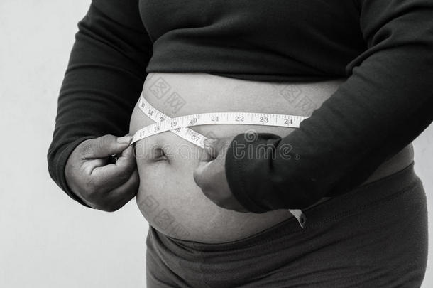 黑白图片风格的特写胖女人在白色背景。 肥胖问题的概念，饮食促进健康