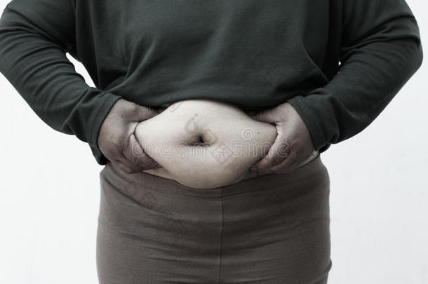 黑白图片风格的特写胖女人在白色背景。 肥胖问题的概念，饮食促进健康