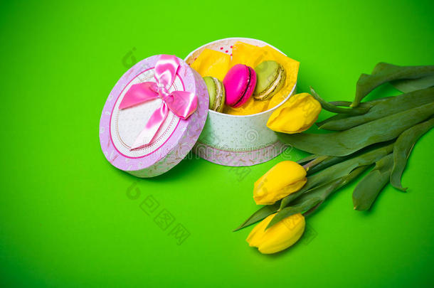 盒子与浆果春色马卡龙郁金香背景为情人节母亲妇女日复活节与爱