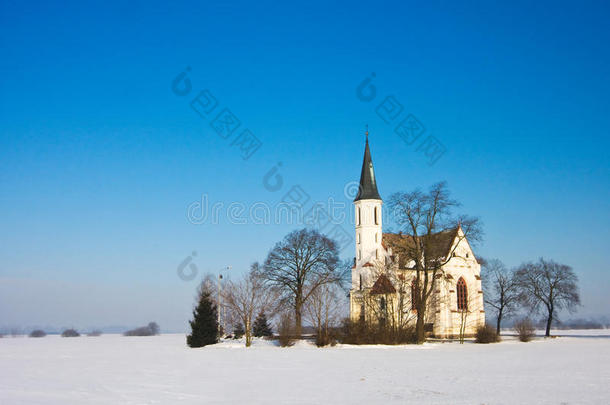 带教堂的冬季景观