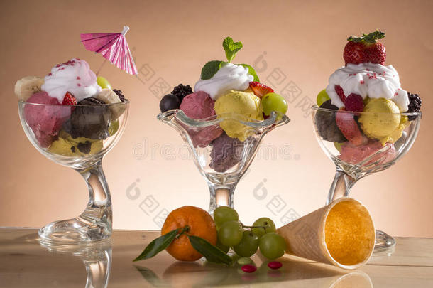 五颜六色的冰淇淋杯，水果，为炎热的夏天