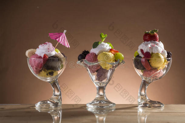 五颜六色的<strong>冰淇淋杯</strong>，水果，为炎热的夏天