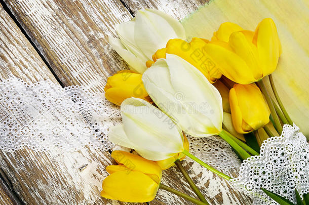 一束清新的春天郁金香花在白色的木制背景上