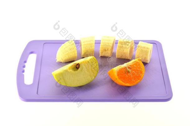砧板上的<strong>香蕉苹果</strong>和橘子