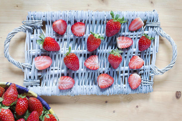 新鲜草莓在柳条托盘和篮子与草莓o