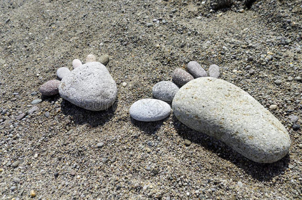 海滩上石头的脚印
