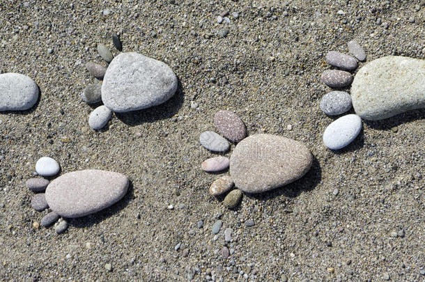 海滩上石头的脚印