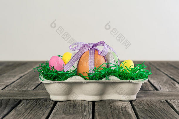 复活节巢中的鸡蛋，桌子上有小鸡蛋。