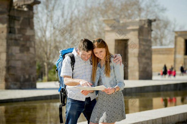美国学生和旅游夫妇在旅游概念中阅读城市地图