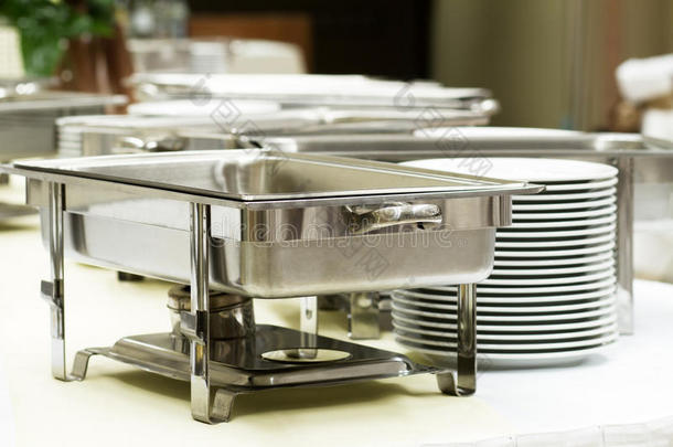 餐桌上的金属厨房设备和盘子，用于精致的婚<strong>宴</strong>或其他盛<strong>宴</strong>