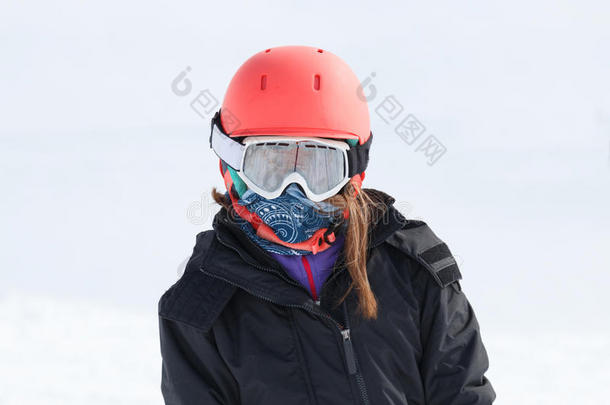 女孩滑雪者的肖像用橙色的h裹在滑雪用具里