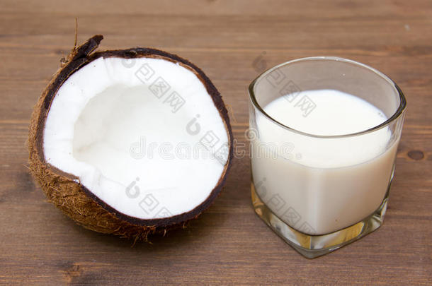 木头上有椰子汁的玻璃