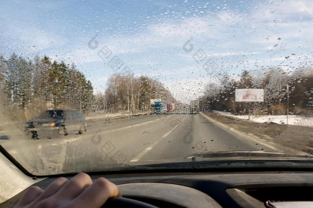 雨后开车