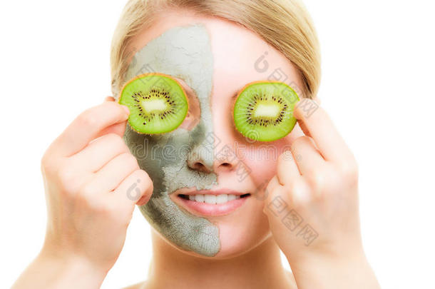 皮肤护理。脸上戴着猕猴桃的泥面具的女人