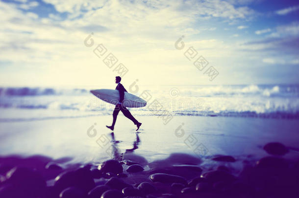 商人度假夏季海滩冲浪板的概念