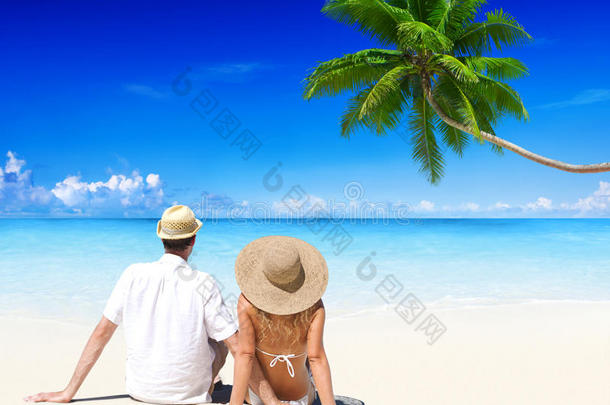 一对夫妇在海滩上放松蜜<strong>月度</strong>假的概念