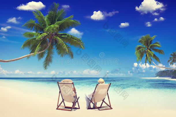 情侣放松假期，暑假海滩度假概念