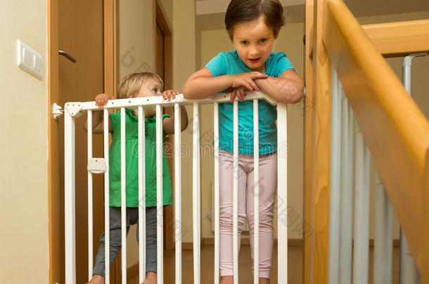 两个女孩走近楼梯的安全门