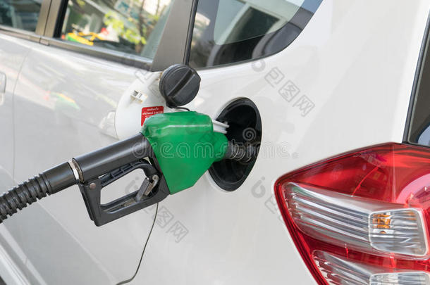 燃油喷嘴在加油站的汽车中添加燃料