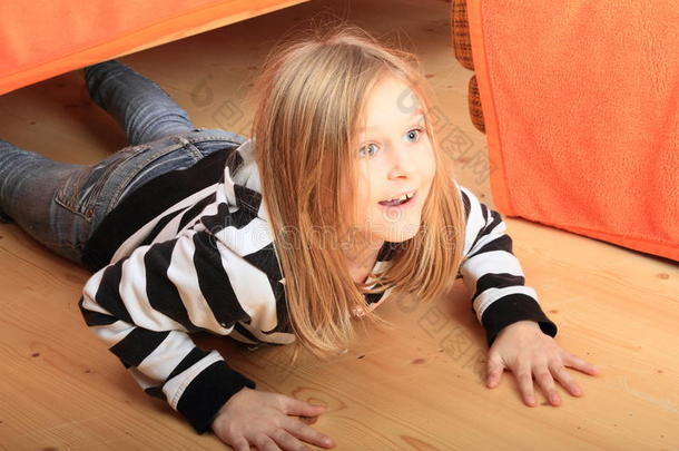 孩子躲在床底下