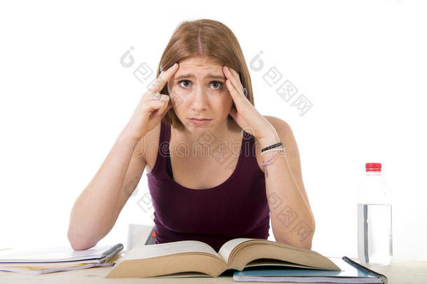 大学生女孩在大学考试中担心压力、疲劳和考试压力