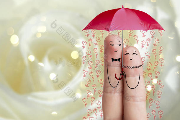概念手指艺术。 恋人们正在用落花拥抱和撑伞。 股票形象