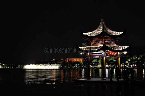 中国杭州西湖的一个亭子