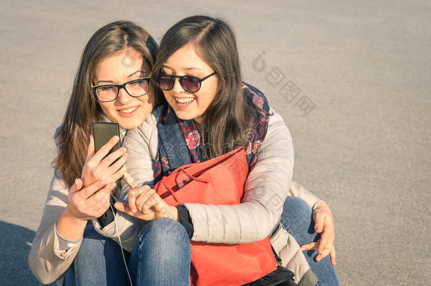 最好的朋友在一起享受时光-有智能手机的女朋友