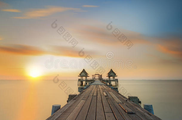 曼谷海湾海滩桥变魔术