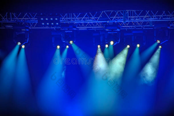 舞台上的蓝色聚光灯