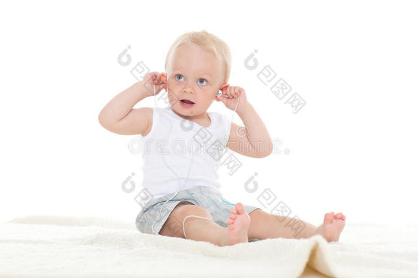 小宝宝在听音乐。