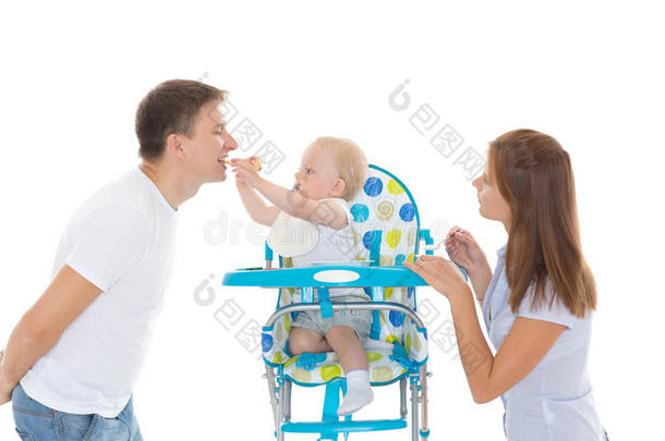 年轻的父<strong>母</strong>给<strong>婴儿</strong>喂食。
