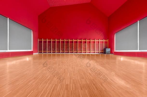 有红墙的健身房