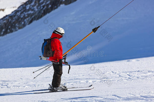 奥地利因斯布鲁克山地滑雪度假村的滑雪者