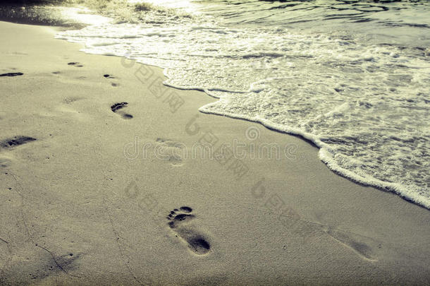沙滩上的脚步声