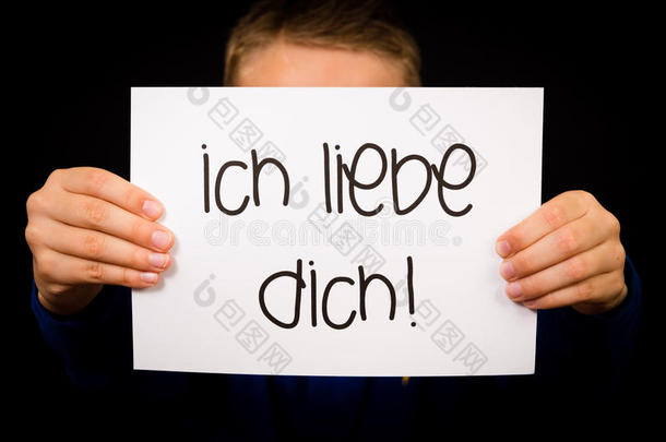 孩子拿着德语单词的标志-我爱你