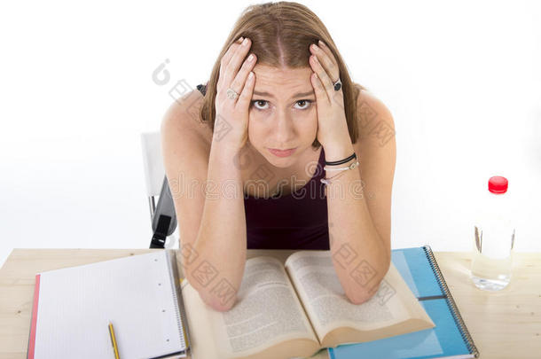 大学生女孩在大学考试中担心压力、疲劳和考试压力