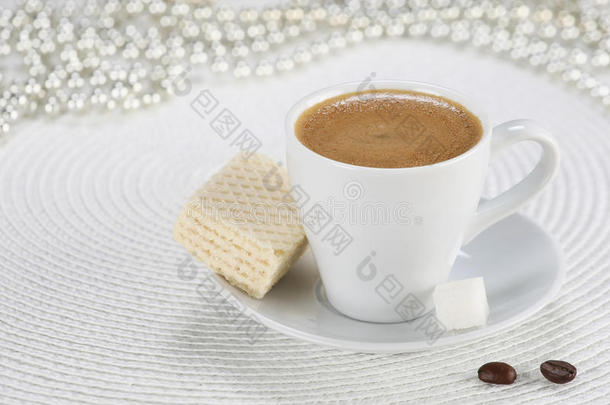 一杯咖啡在白色柳条上，一张垫子上
