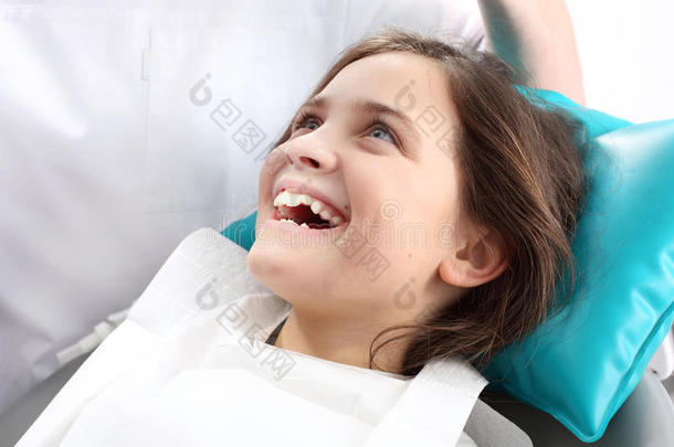 牙科，快乐的孩子在牙科椅上