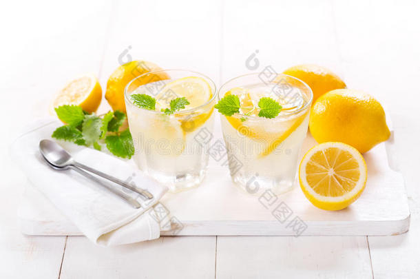 一杯柠檬水和新鲜水果
