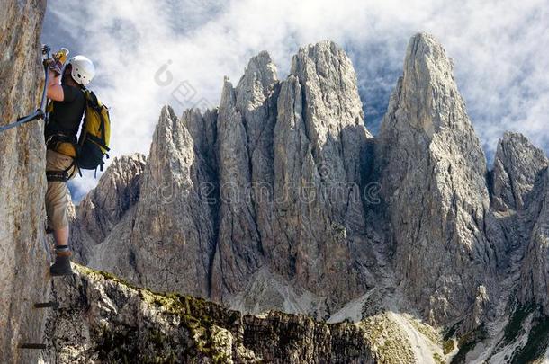 攀岩者在意大利的费拉塔或克莱特施泰格